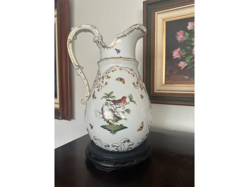 Foto de um(a) Vaso de porcelana, da categoria de Vasos. Jarra de Porcelana Alemã Sitzendorf – Antiga, Decorada com Pássaros, Borboletas e Detalhes em Ouro Peça rara e refinada de... Mostrado de uma perspectiva diferente. Vendido no marketplace Trésors.