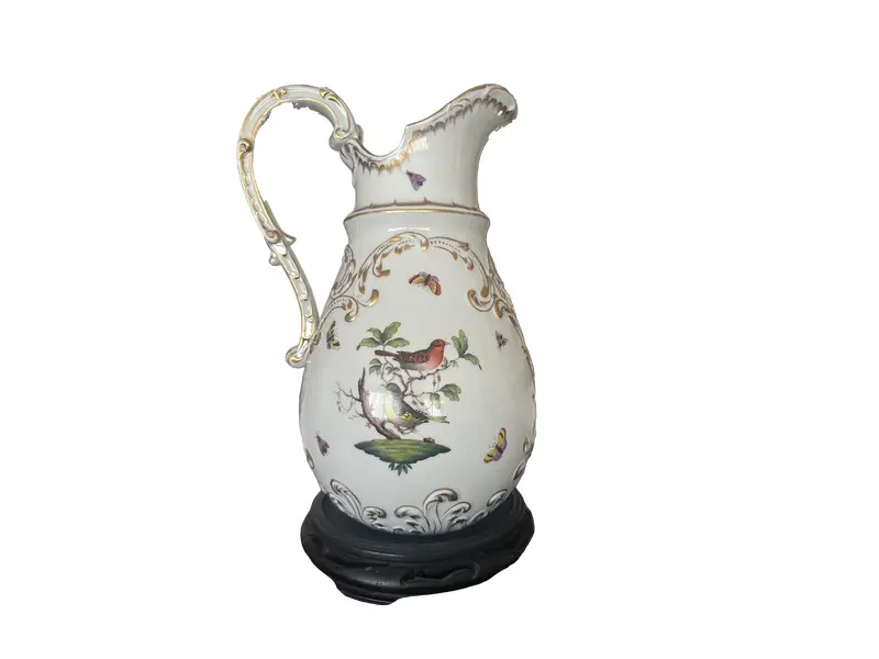 Foto de um(a) Vaso de porcelana, da categoria de Vasos. Jarra de Porcelana Alemã Sitzendorf – Antiga, Decorada com Pássaros, Borboletas e Detalhes em Ouro Peça rara e refinada de... Vendido no marketplace Trésors.