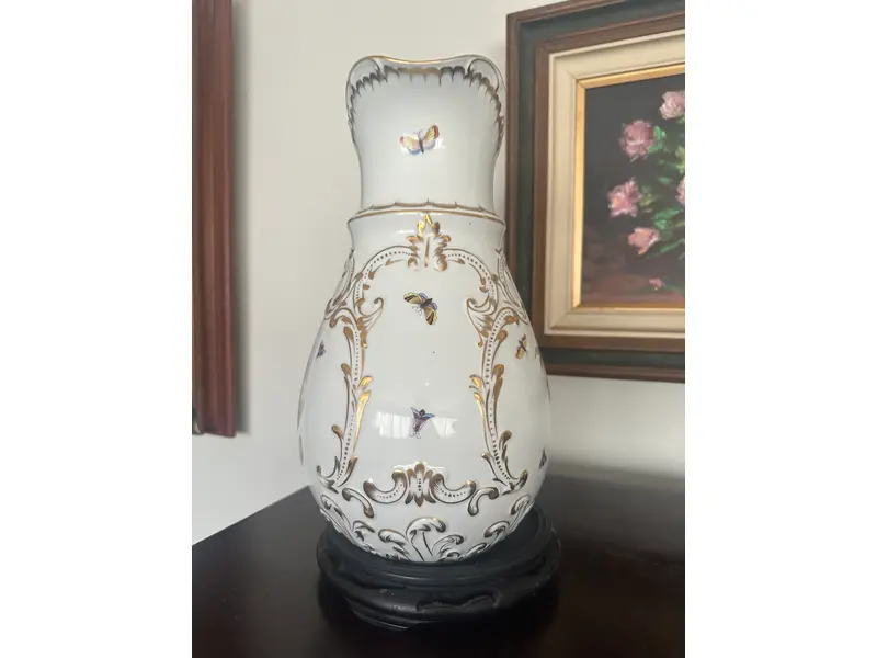 Foto de um(a) Vaso de porcelana, da categoria de Vasos. Jarra de Porcelana Alemã Sitzendorf – Antiga, Decorada com Pássaros, Borboletas e Detalhes em Ouro Peça rara e refinada de... Mostrado de uma perspectiva diferente. Vendido no marketplace Trésors.