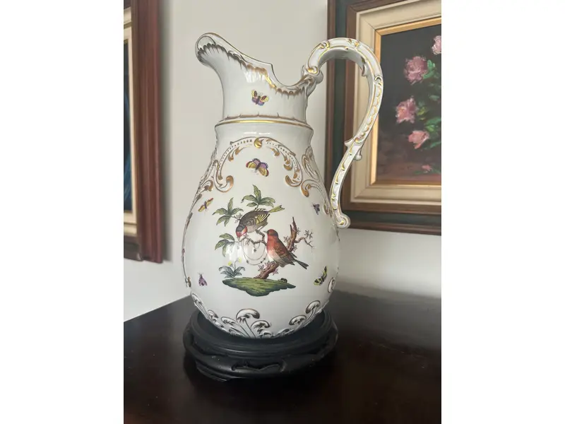 Foto de um(a) Vaso de porcelana, da categoria de Vasos. Jarra de Porcelana Alemã Sitzendorf – Antiga, Decorada com Pássaros, Borboletas e Detalhes em Ouro Peça rara e refinada de... Mostrado de uma perspectiva diferente. Vendido no marketplace Trésors.