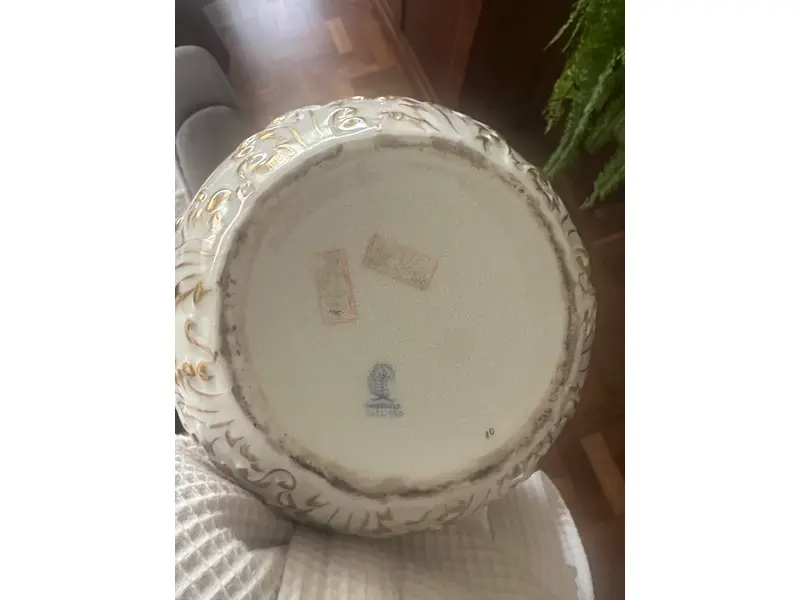 Foto de um(a) Vaso de porcelana, da categoria de Vasos. Jarra de Porcelana Alemã Sitzendorf – Antiga, Decorada com Pássaros, Borboletas e Detalhes em Ouro Peça rara e refinada de... Mostrado de uma perspectiva diferente. Vendido no marketplace Trésors.