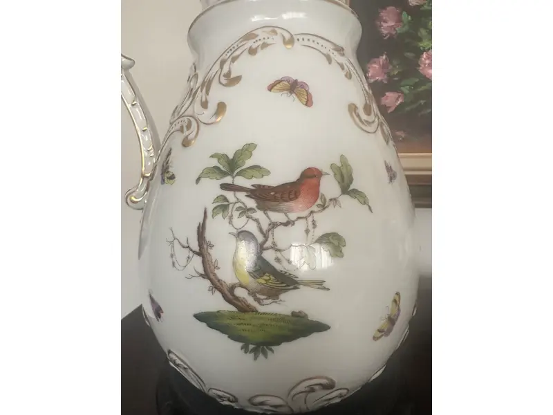 Foto de um(a) Vaso de porcelana, da categoria de Vasos. Jarra de Porcelana Alemã Sitzendorf – Antiga, Decorada com Pássaros, Borboletas e Detalhes em Ouro Peça rara e refinada de... Mostrado de uma perspectiva diferente. Vendido no marketplace Trésors.