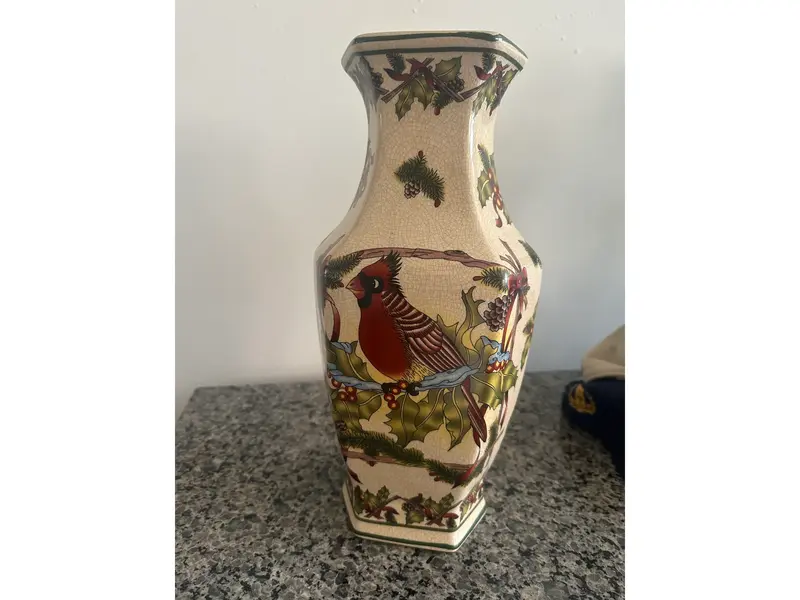 Foto de um(a) Vaso de porcelana, da categoria de Vasos. Vaso em cerâmica esmaltada, decorado com cardeais e ramos de azevinho, além de pinhas e laços. Peça de estilo clássico, com... Mostrado de uma perspectiva diferente. Vendido no marketplace Trésors.