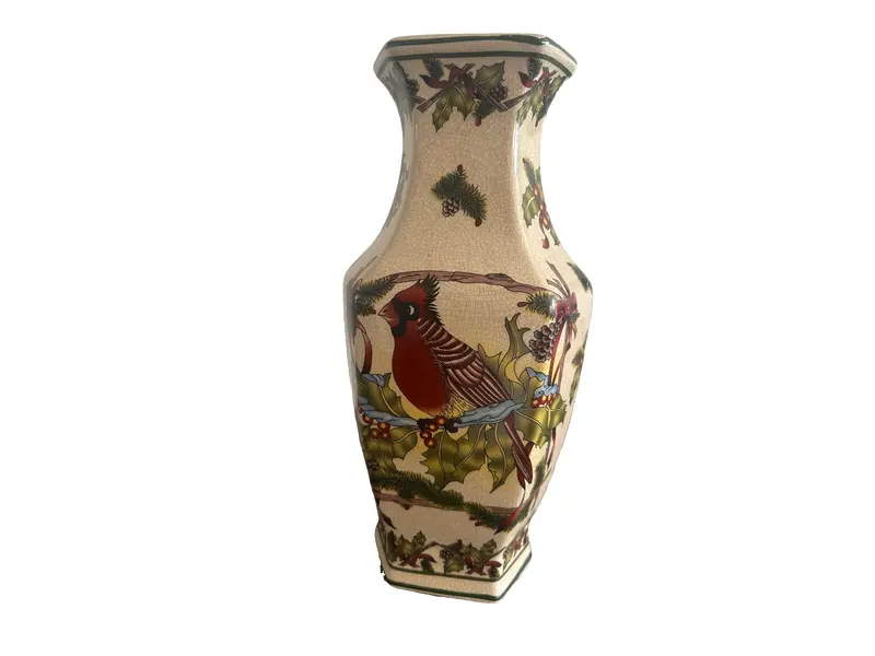 Foto de um(a) Vaso de porcelana, da categoria de Vasos. Vaso em cerâmica esmaltada, decorado com cardeais e ramos de azevinho, além de pinhas e laços. Peça de estilo clássico, com... Vendido no marketplace Trésors.