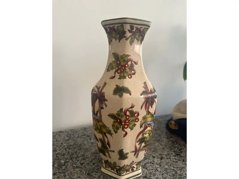 Foto de um(a) Vaso de porcelana, da categoria de Vasos. Vaso em cerâmica esmaltada, decorado com cardeais e ramos de azevinho, além de pinhas e laços. Peça de estilo clássico, com... Mostrado de uma perspectiva diferente. Vendido no marketplace Trésors.
