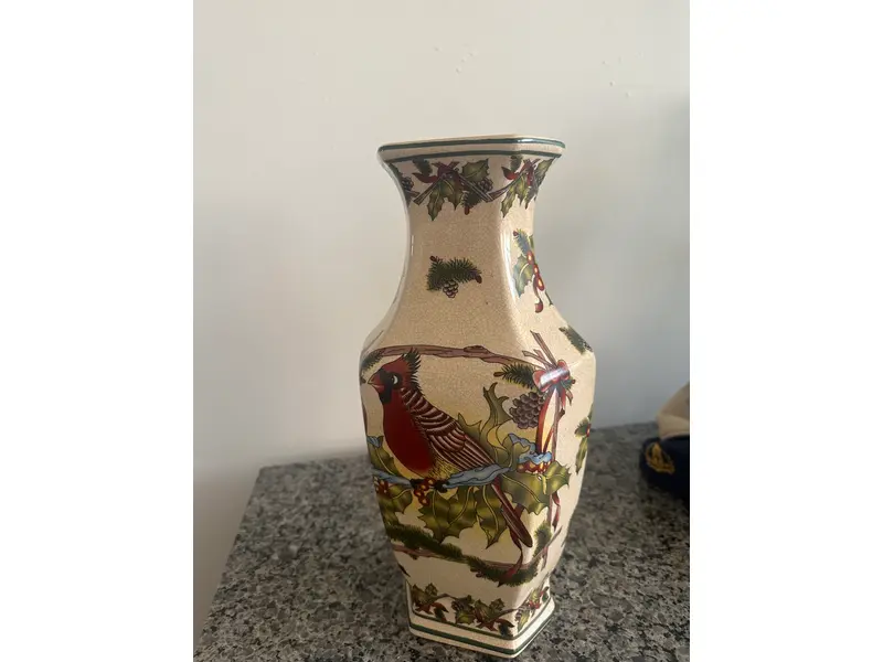 Foto de um(a) Vaso de porcelana, da categoria de Vasos. Vaso em cerâmica esmaltada, decorado com cardeais e ramos de azevinho, além de pinhas e laços. Peça de estilo clássico, com... Mostrado de uma perspectiva diferente. Vendido no marketplace Trésors.