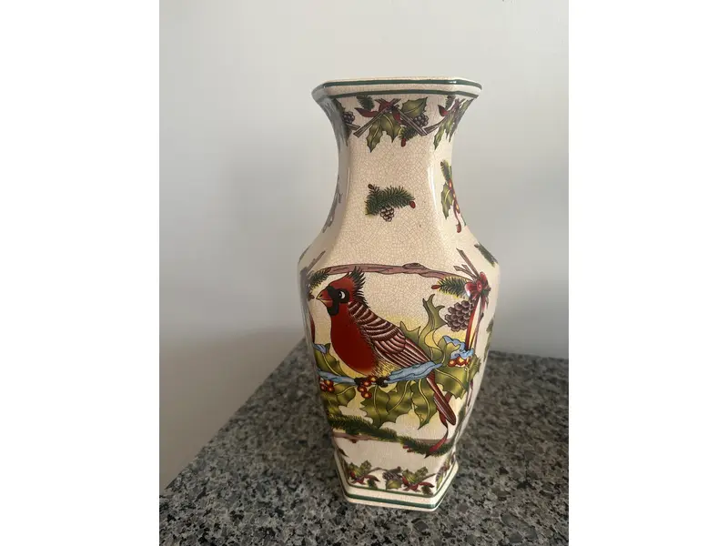 Foto de um(a) Vaso de porcelana, da categoria de Vasos. Vaso em cerâmica esmaltada, decorado com cardeais e ramos de azevinho, além de pinhas e laços. Peça de estilo clássico, com... Mostrado de uma perspectiva diferente. Vendido no marketplace Trésors.