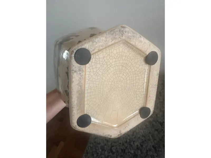 Foto de um(a) Vaso de porcelana, da categoria de Vasos. Vaso em cerâmica esmaltada, decorado com cardeais e ramos de azevinho, além de pinhas e laços. Peça de estilo clássico, com... Mostrado de uma perspectiva diferente. Vendido no marketplace Trésors.