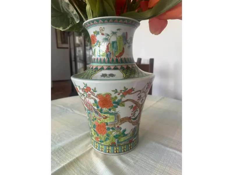 Foto de um(a) Vaso em porcelana, da categoria de Vasos. Vaso de Porcelana Decorado – Estilo Oriental Peça em porcelana decorada, com riquíssimos detalhes em pintura policromada. O... Mostrado de uma perspectiva diferente. Vendido no marketplace Trésors.