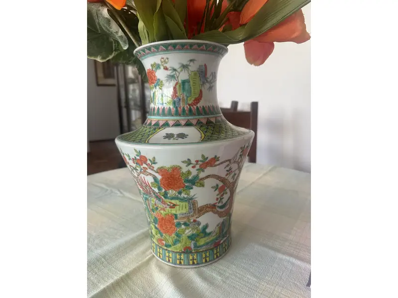 Foto de um(a) Vaso em porcelana, da categoria de Vasos. Vaso de Porcelana Decorado – Estilo Oriental Peça em porcelana decorada, com riquíssimos detalhes em pintura policromada. O... Mostrado de uma perspectiva diferente. Vendido no marketplace Trésors.