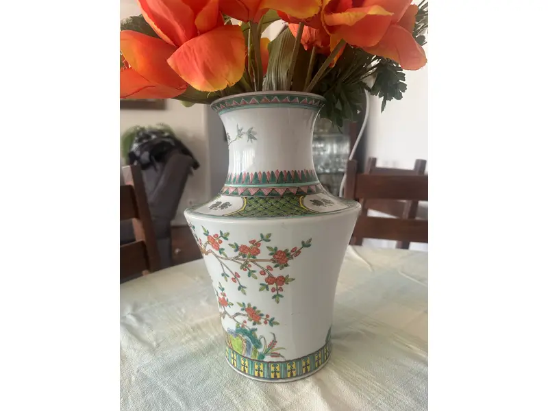 Foto de um(a) Vaso em porcelana, da categoria de Vasos. Vaso de Porcelana Decorado – Estilo Oriental Peça em porcelana decorada, com riquíssimos detalhes em pintura policromada. O... Mostrado de uma perspectiva diferente. Vendido no marketplace Trésors.