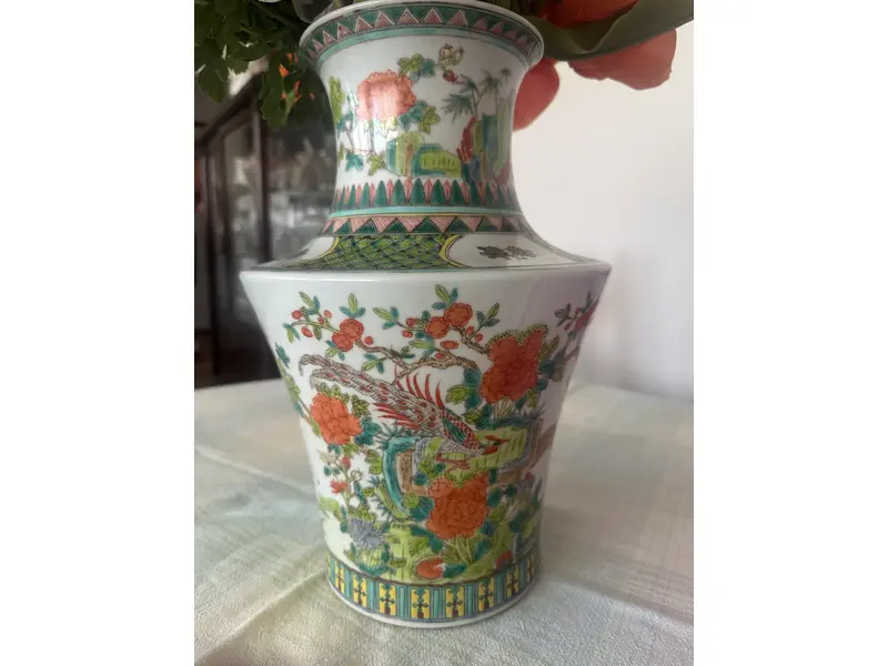 Foto de um(a) Vaso em porcelana, da categoria de Vasos. Vaso de Porcelana Decorado – Estilo Oriental Peça em porcelana decorada, com riquíssimos detalhes em pintura policromada. O... Mostrado de uma perspectiva diferente. Vendido no marketplace Trésors.