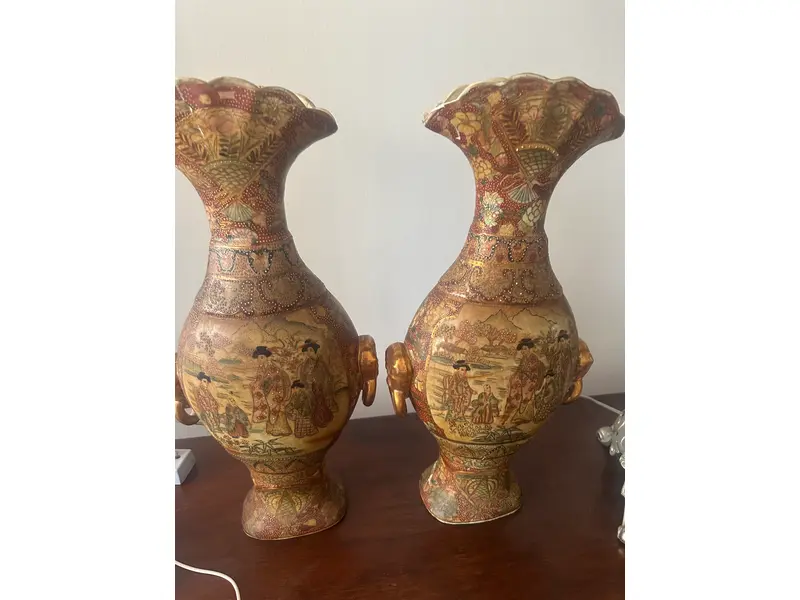 Foto de um(a) Par de vasos chineses, da categoria de Vasos. Par de vasos orientais, produzidos na China, inspirados no estilo Satsuma japonês. Peças ricamente decoradas, pintadas à... Mostrado de uma perspectiva diferente. Vendido no marketplace Trésors.
