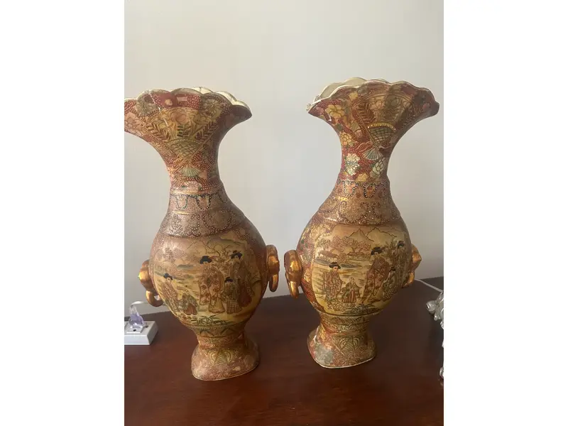 Foto de um(a) Par de vasos chineses, da categoria de Vasos. Par de vasos orientais, produzidos na China, inspirados no estilo Satsuma japonês. Peças ricamente decoradas, pintadas à... Mostrado de uma perspectiva diferente. Vendido no marketplace Trésors.