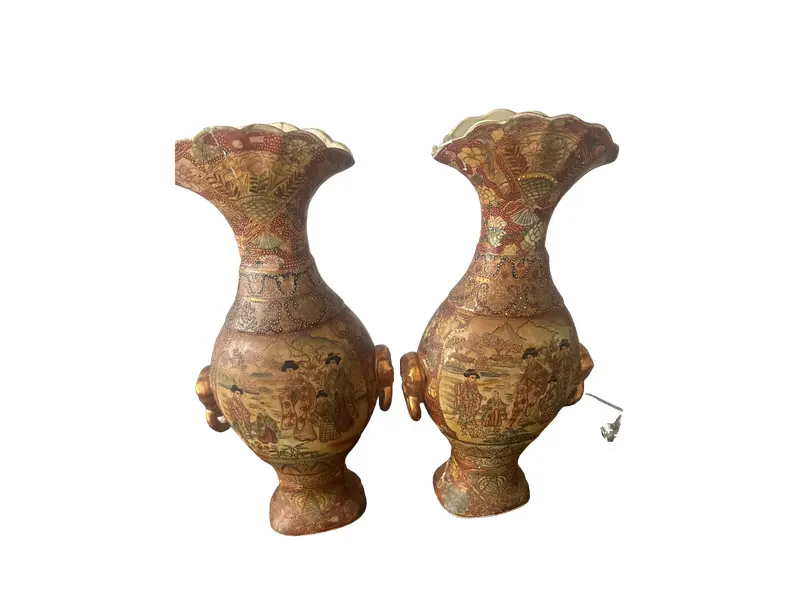 Foto de um(a) Par de vasos chineses, da categoria de Vasos. Par de vasos orientais, produzidos na China, inspirados no estilo Satsuma japonês. Peças ricamente decoradas, pintadas à... Vendido no marketplace Trésors.