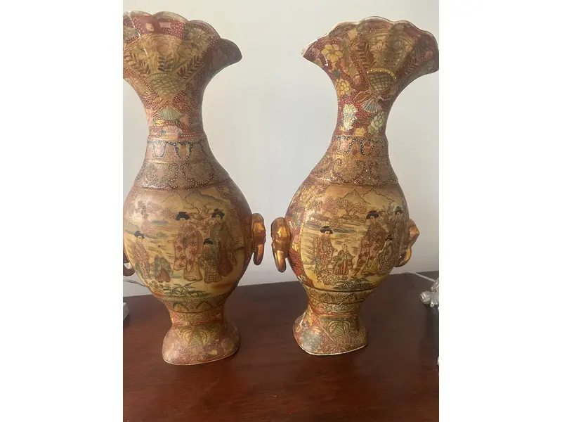 Foto de um(a) Par de vasos chineses, da categoria de Vasos. Par de vasos orientais, produzidos na China, inspirados no estilo Satsuma japonês. Peças ricamente decoradas, pintadas à... Mostrado de uma perspectiva diferente. Vendido no marketplace Trésors.