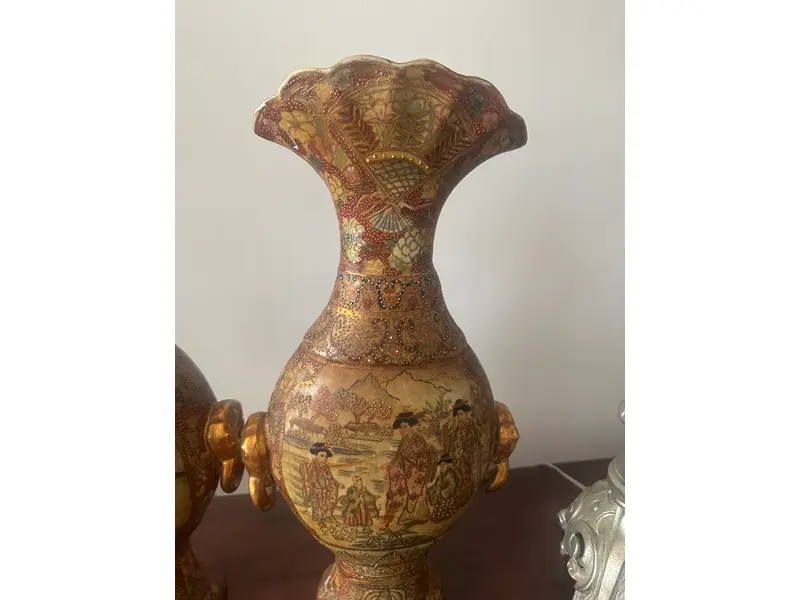 Foto de um(a) Par de vasos chineses, da categoria de Vasos. Par de vasos orientais, produzidos na China, inspirados no estilo Satsuma japonês. Peças ricamente decoradas, pintadas à... Mostrado de uma perspectiva diferente. Vendido no marketplace Trésors.