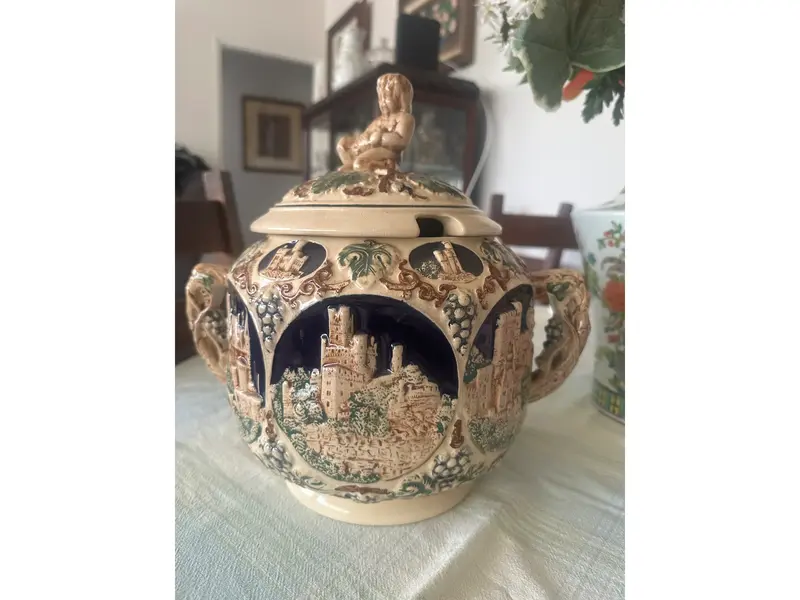 Foto de um(a) Vaso de porcelana Alemã, da categoria de Vasos. Vaso de porcelana Alemã – antigo, década de 1920/30 Elegante vaso em porcelana alemã, marcado na base com a inscrição “Made... Mostrado de uma perspectiva diferente. Vendido no marketplace Trésors.
