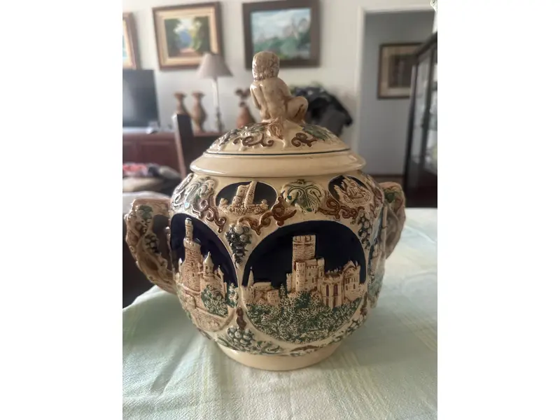 Foto de um(a) Vaso de porcelana Alemã, da categoria de Vasos. Vaso de porcelana Alemã – antigo, década de 1920/30 Elegante vaso em porcelana alemã, marcado na base com a inscrição “Made... Mostrado de uma perspectiva diferente. Vendido no marketplace Trésors.