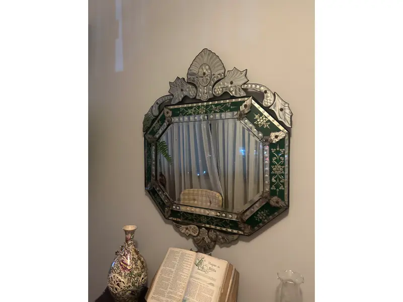 Foto de um(a) Espelho veneziano verde, da categoria de Outros objetos decorativos. Espelho Veneziano verde antigo. Moldura em vidro lapidado e entalhes florais. Mede: 110x80cm. Mostrado de uma perspectiva diferente. Vendido no marketplace Trésors.