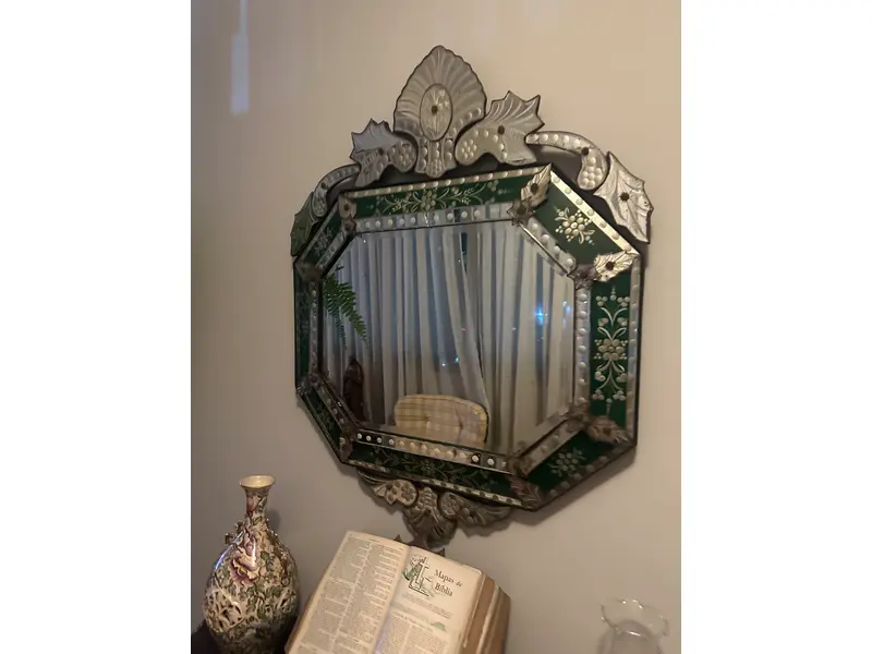 Foto de um(a) Espelho veneziano verde, da categoria de Outros objetos decorativos. Espelho Veneziano verde antigo. Moldura em vidro lapidado e entalhes florais. Mede: 110x80cm. Mostrado de uma perspectiva diferente. Vendido no marketplace Trésors.