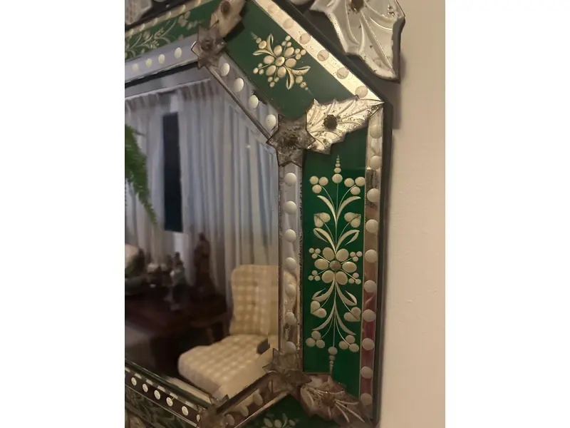 Foto de um(a) Espelho veneziano verde, da categoria de Outros objetos decorativos. Espelho Veneziano verde antigo. Moldura em vidro lapidado e entalhes florais. Mede: 110x80cm. Mostrado de uma perspectiva diferente. Vendido no marketplace Trésors.
