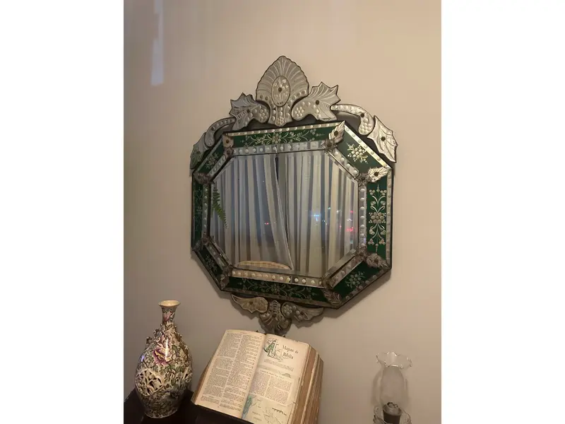 Foto de um(a) Espelho veneziano verde, da categoria de Outros objetos decorativos. Espelho Veneziano verde antigo. Moldura em vidro lapidado e entalhes florais. Mede: 110x80cm. Mostrado de uma perspectiva diferente. Vendido no marketplace Trésors.
