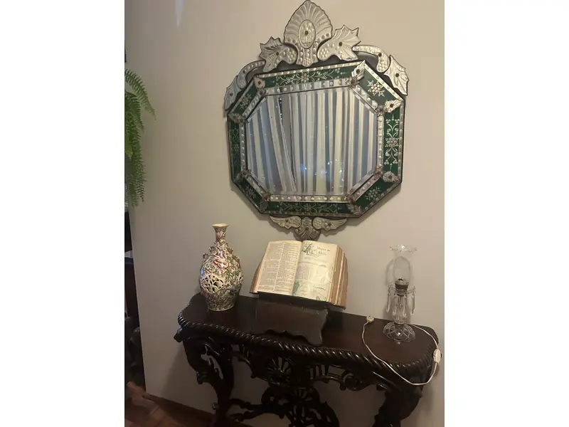 Foto de um(a) Espelho veneziano verde, da categoria de Outros objetos decorativos. Espelho Veneziano verde antigo. Moldura em vidro lapidado e entalhes florais. Mede: 110x80cm. Mostrado de uma perspectiva diferente. Vendido no marketplace Trésors.