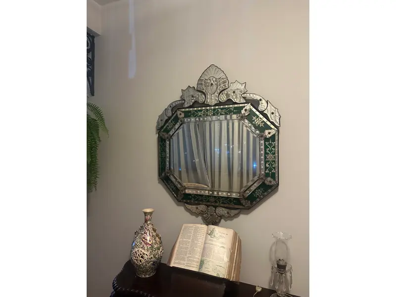 Foto de um(a) Espelho veneziano verde, da categoria de Outros objetos decorativos. Espelho Veneziano verde antigo. Moldura em vidro lapidado e entalhes florais. Mede: 110x80cm. Mostrado de uma perspectiva diferente. Vendido no marketplace Trésors.