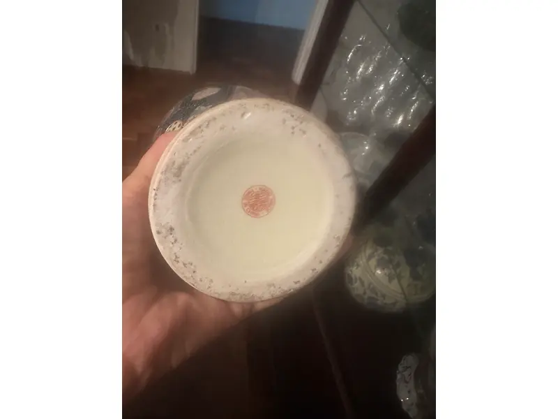 Foto de um(a) Par de vasos chineses, da categoria de Vasos. Par de vasos orientais decorativos – feitos à mão Lindo par de vasos em porcelana, pintados à mão, com riquíssimos detalhes... Mostrado de uma perspectiva diferente. Vendido no marketplace Trésors.