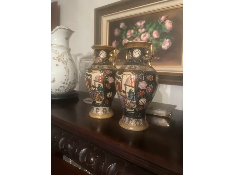 Foto de um(a) Par de vasos chineses, da categoria de Vasos. Par de vasos orientais decorativos – feitos à mão Lindo par de vasos em porcelana, pintados à mão, com riquíssimos detalhes... Mostrado de uma perspectiva diferente. Vendido no marketplace Trésors.