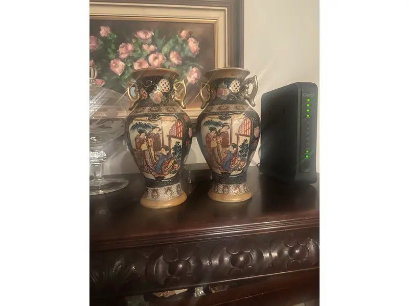 Foto de um(a) Par de vasos chineses, da categoria de Vasos. Par de vasos orientais decorativos – feitos à mão Lindo par de vasos em porcelana, pintados à mão, com riquíssimos detalhes... Mostrado de uma perspectiva diferente. Vendido no marketplace Trésors.