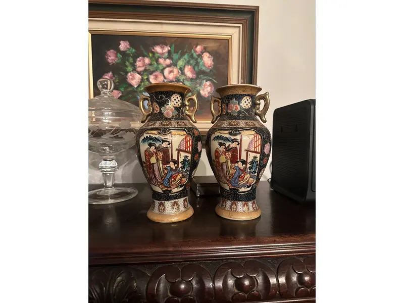 Foto de um(a) Par de vasos chineses, da categoria de Vasos. Par de vasos orientais decorativos – feitos à mão Lindo par de vasos em porcelana, pintados à mão, com riquíssimos detalhes... Mostrado de uma perspectiva diferente. Vendido no marketplace Trésors.