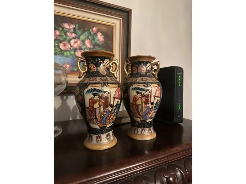Foto de um(a) Par de vasos chineses, da categoria de Vasos. Par de vasos orientais decorativos – feitos à mão Lindo par de vasos em porcelana, pintados à mão, com riquíssimos detalhes... Mostrado de uma perspectiva diferente. Vendido no marketplace Trésors.