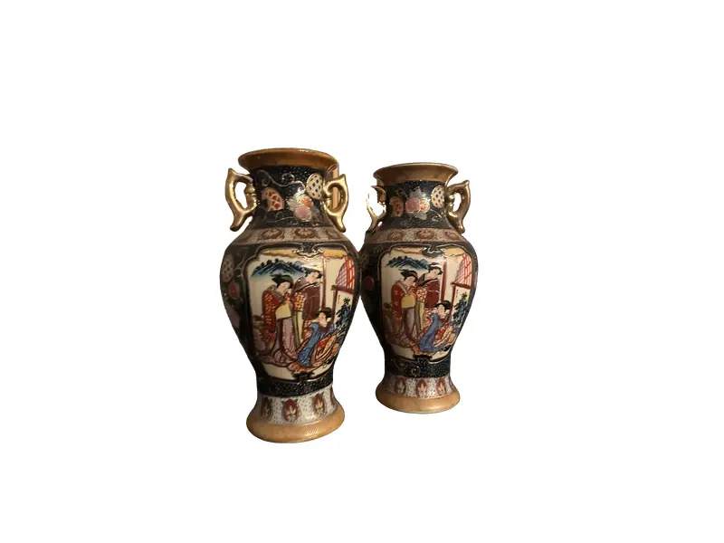 Foto de um(a) Par de vasos chineses, da categoria de Vasos. Par de vasos orientais decorativos – feitos à mão Lindo par de vasos em porcelana, pintados à mão, com riquíssimos detalhes... Vendido no marketplace Trésors.