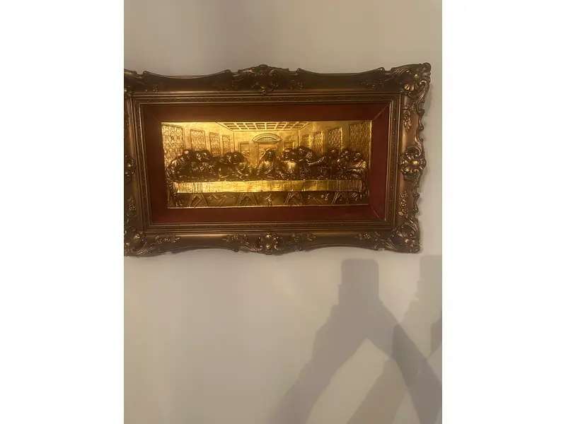 Foto de um(a) Quadro A Última Ceia, da categoria de Objetos de parede esculturais. Peça decorativa em relevo metálico dourado, representando a célebre obra “A Última Ceia”, de Leonardo da Vinci. Moldura... Mostrado de uma perspectiva diferente. Vendido no marketplace Trésors.