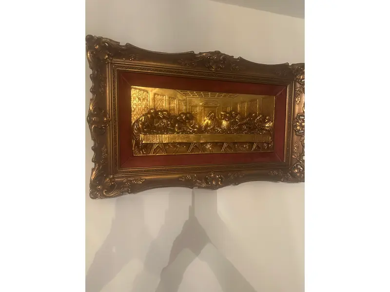 Foto de um(a) Quadro A Última Ceia, da categoria de Objetos de parede esculturais. Peça decorativa em relevo metálico dourado, representando a célebre obra “A Última Ceia”, de Leonardo da Vinci. Moldura... Mostrado de uma perspectiva diferente. Vendido no marketplace Trésors.