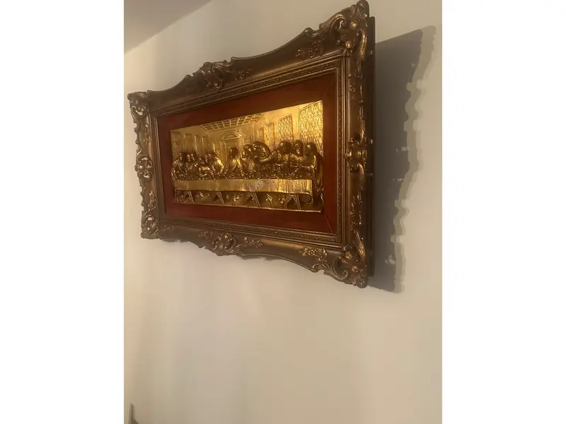 Foto de um(a) Quadro A Última Ceia, da categoria de Objetos de parede esculturais. Peça decorativa em relevo metálico dourado, representando a célebre obra “A Última Ceia”, de Leonardo da Vinci. Moldura... Mostrado de uma perspectiva diferente. Vendido no marketplace Trésors.