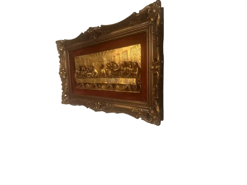 Foto de um(a) Quadro A Última Ceia, da categoria de Objetos de parede esculturais. Peça decorativa em relevo metálico dourado, representando a célebre obra “A Última Ceia”, de Leonardo da Vinci. Moldura... Vendido no marketplace Trésors.