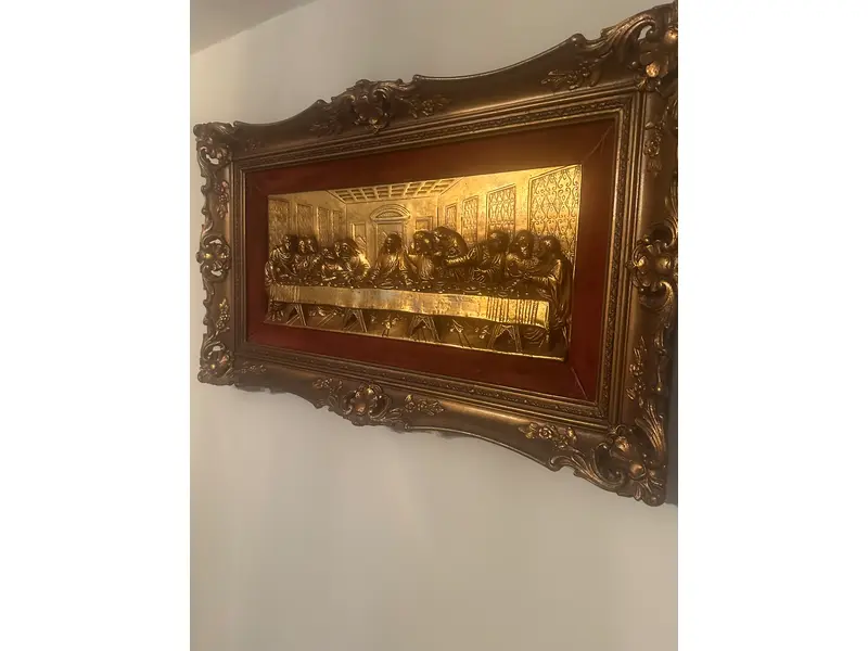 Foto de um(a) Quadro A Última Ceia, da categoria de Objetos de parede esculturais. Peça decorativa em relevo metálico dourado, representando a célebre obra “A Última Ceia”, de Leonardo da Vinci. Moldura... Mostrado de uma perspectiva diferente. Vendido no marketplace Trésors.