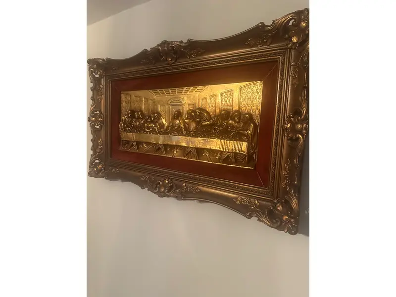 Foto de um(a) Quadro A Última Ceia, da categoria de Objetos de parede esculturais. Peça decorativa em relevo metálico dourado, representando a célebre obra “A Última Ceia”, de Leonardo da Vinci. Moldura... Mostrado de uma perspectiva diferente. Vendido no marketplace Trésors.