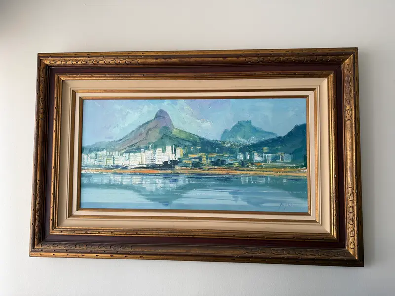 Foto de um(a) Ney Tecídio (1929–1988) – Vista do Rio de Janeiro – Óleo sobre tela, da categoria de Telas, divisórias e biombos. Obra original de Ney Tecídio, pintor, desenhista e professor brasileiro, membro da Academia Brasileira de Belas Artes.... Mostrado de uma perspectiva diferente. Vendido no marketplace Trésors.