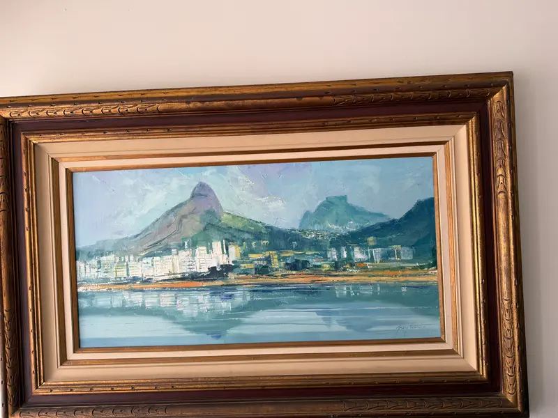 Foto de um(a) Ney Tecídio (1929–1988) – Vista do Rio de Janeiro – Óleo sobre tela, da categoria de Telas, divisórias e biombos. Obra original de Ney Tecídio, pintor, desenhista e professor brasileiro, membro da Academia Brasileira de Belas Artes.... Mostrado de uma perspectiva diferente. Vendido no marketplace Trésors.