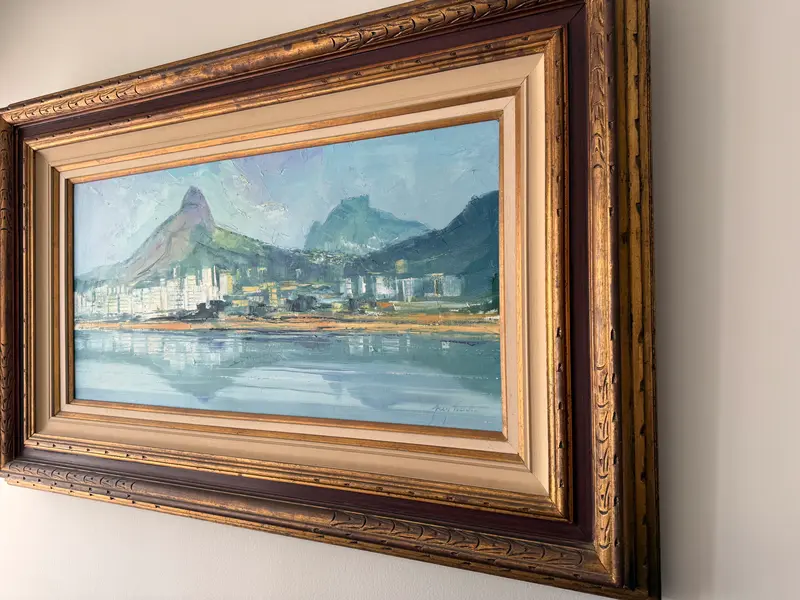 Foto de um(a) Ney Tecídio (1929–1988) – Vista do Rio de Janeiro – Óleo sobre tela, da categoria de Telas, divisórias e biombos. Obra original de Ney Tecídio, pintor, desenhista e professor brasileiro, membro da Academia Brasileira de Belas Artes.... Mostrado de uma perspectiva diferente. Vendido no marketplace Trésors.
