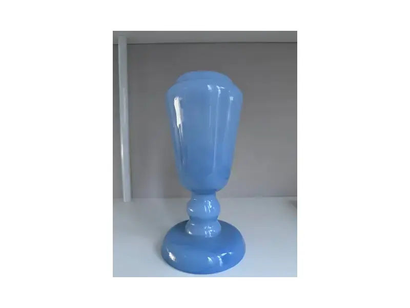 Foto de um(a) Vaso azul claro em opalina - anos 60, da categoria de Vasos. Vaso em opalina na cor azul claro fabricado na Europa, com base arredondada com detalhes circulares e boleados, e que se... Mostrado de uma perspectiva diferente. Vendido no marketplace Trésors.