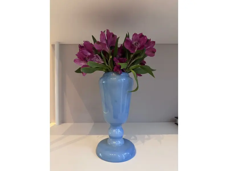 Foto de um(a) Vaso azul claro em opalina - anos 60, da categoria de Vasos. Vaso em opalina na cor azul claro fabricado na Europa, com base arredondada com detalhes circulares e boleados, e que se... Mostrado de uma perspectiva diferente. Vendido no marketplace Trésors.