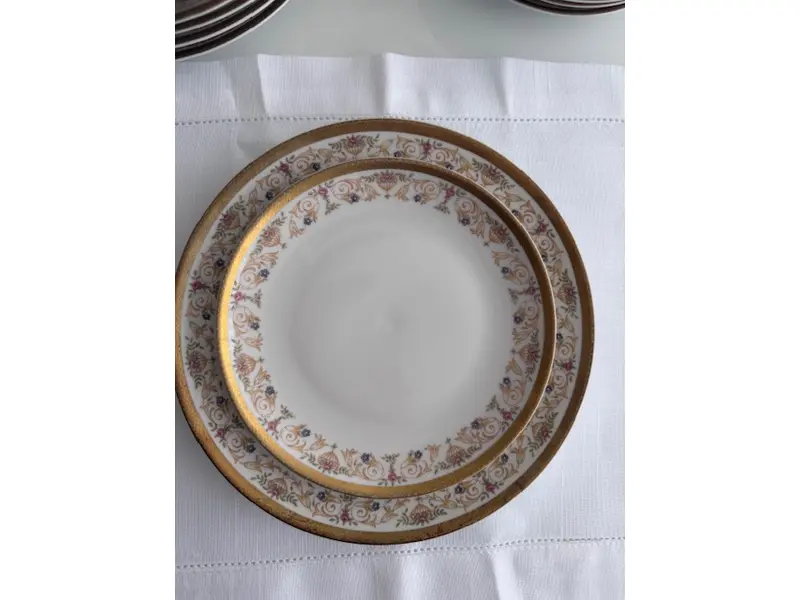 Foto de um(a) CONJUNTO SERVIÇO DE JANTAR - PORCELANA REAL S.A (1970 - 1990), da categoria de Jogos de pratos. PORCELANA REAL SOFISTICADO CONJUNTO, PARTE DE SERVIÇO DE JANTAR, EXECUTADO EM PORCELANA ESMALTADA RICAMENTE DECORADA COM... Mostrado de uma perspectiva diferente. Vendido no marketplace Trésors.