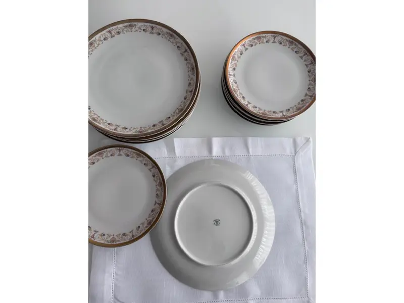 Foto de um(a) CONJUNTO SERVIÇO DE JANTAR - PORCELANA REAL S.A (1970 - 1990), da categoria de Jogos de pratos. PORCELANA REAL SOFISTICADO CONJUNTO, PARTE DE SERVIÇO DE JANTAR, EXECUTADO EM PORCELANA ESMALTADA RICAMENTE DECORADA COM... Mostrado de uma perspectiva diferente. Vendido no marketplace Trésors.