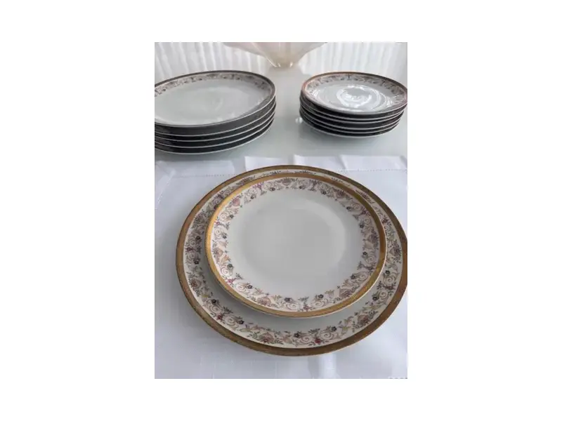 Foto de um(a) CONJUNTO SERVIÇO DE JANTAR - PORCELANA REAL S.A (1970 - 1990), da categoria de Jogos de pratos. PORCELANA REAL SOFISTICADO CONJUNTO, PARTE DE SERVIÇO DE JANTAR, EXECUTADO EM PORCELANA ESMALTADA RICAMENTE DECORADA COM... Mostrado de uma perspectiva diferente. Vendido no marketplace Trésors.