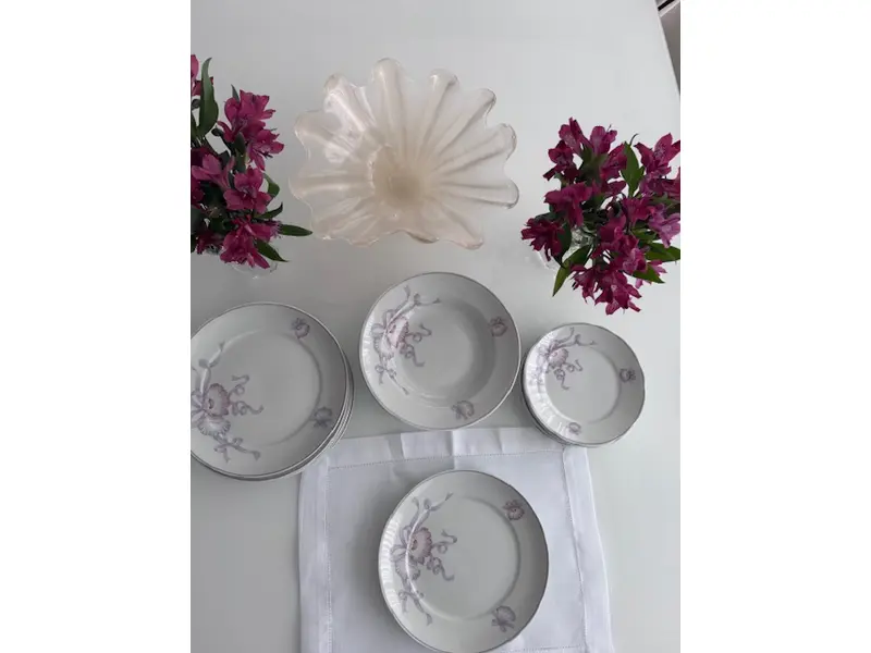 Foto de um(a) CONJUNTO SERVIÇO DE JANTAR DELICADO - PORCELANA REAL S.A (1970 - 1990), da categoria de Jogos de pratos. PORCELANA REAL SOFISTICADO CONJUNTO, PARTE DE SERVIÇO DE JANTAR, EXECUTADO EM PORCELANA ESMALTADA RICAMENTE DECORADA COM ... Mostrado de uma perspectiva diferente. Vendido no marketplace Trésors.
